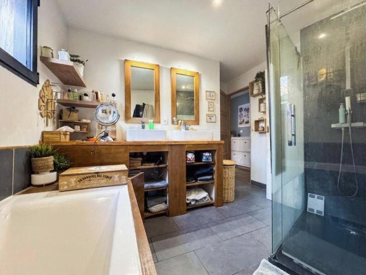 Salle de bain avec double vasque, baignoire et douche à l'italienne
